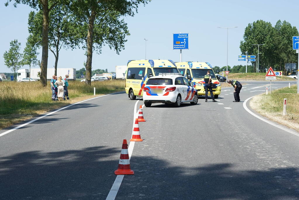 Bestuurder maakt ruimte voor ambulance en botst erop