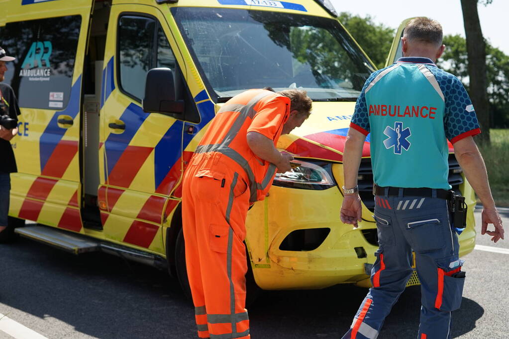 Bestuurder maakt ruimte voor ambulance en botst erop