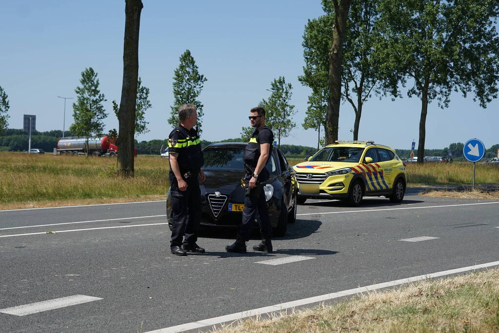 Bestuurder maakt ruimte voor ambulance en botst erop