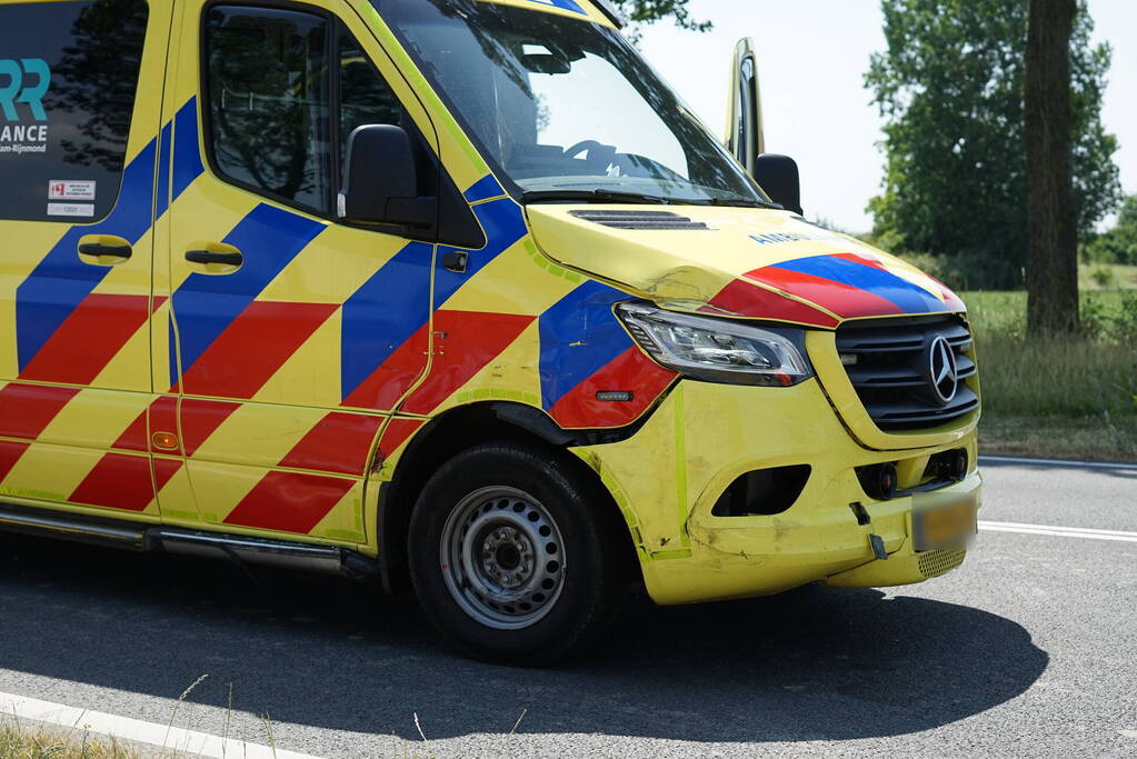 Bestuurder maakt ruimte voor ambulance en botst erop