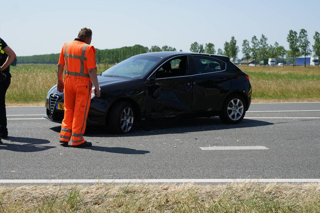 Bestuurder maakt ruimte voor ambulance en botst erop