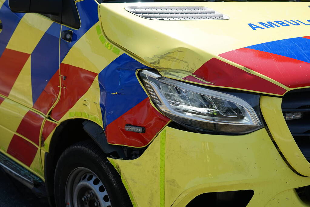 Bestuurder maakt ruimte voor ambulance en botst erop