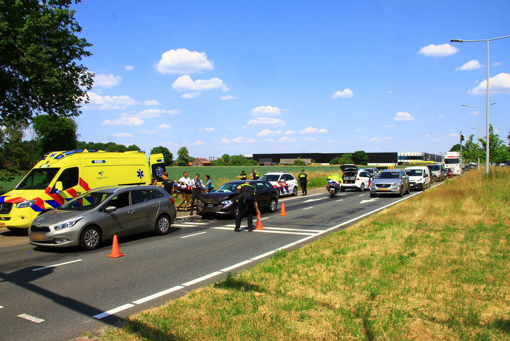 Een gewonde bij kop-staart botsing