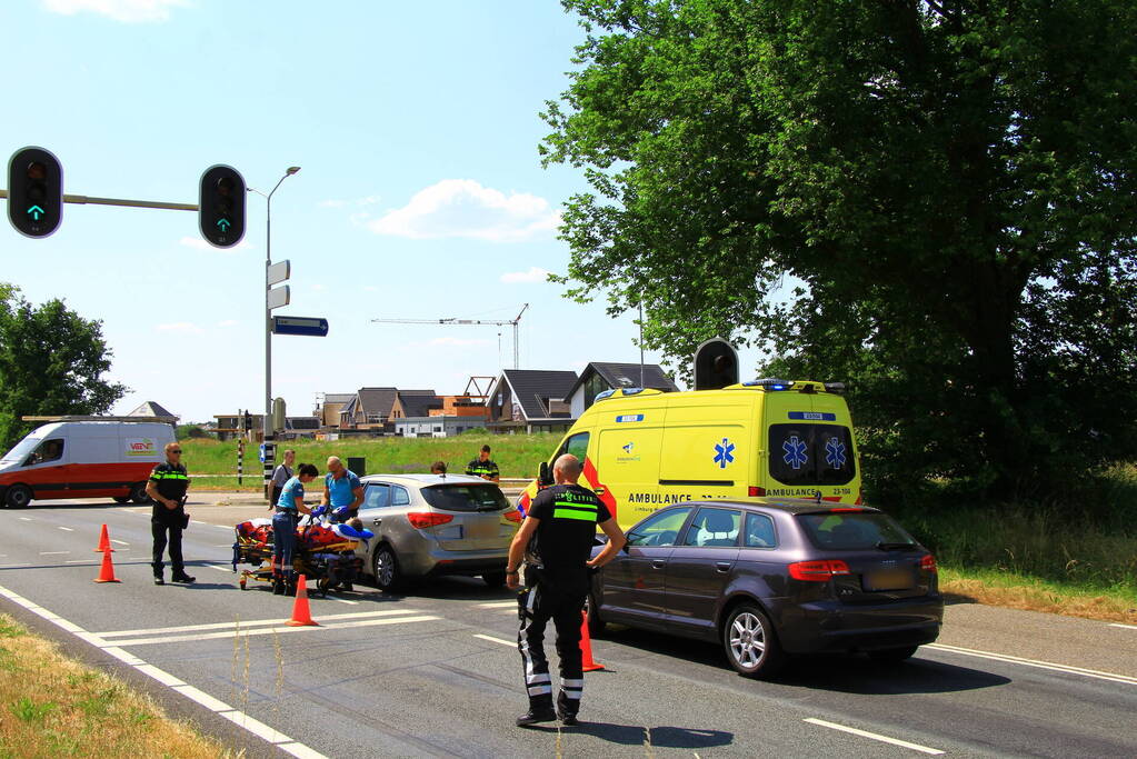 Een gewonde bij kop-staart botsing