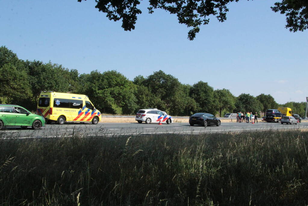 Kop-staart botsing tussen auto en bus