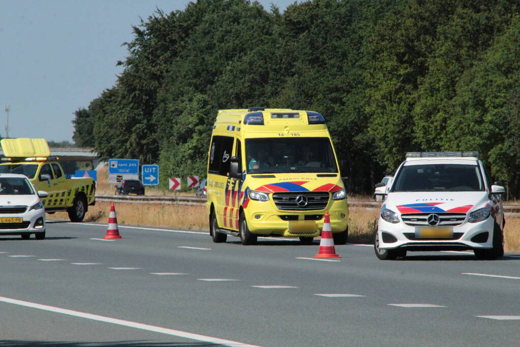 Kop-staart botsing tussen auto en bus