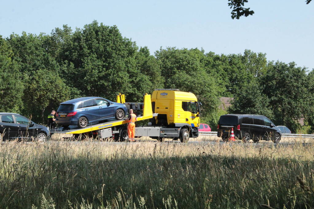 Kop-staart botsing tussen auto en bus