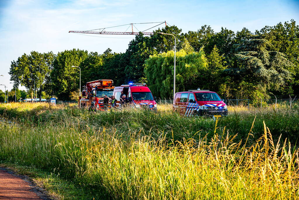 Hulpdiensten ingezet voor scooter met helm in sloot