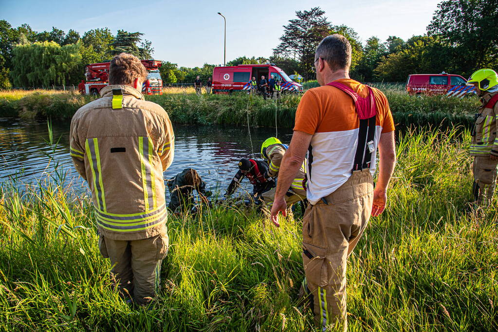 Hulpdiensten ingezet voor scooter met helm in sloot