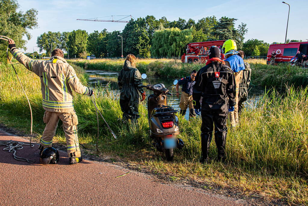 Hulpdiensten ingezet voor scooter met helm in sloot