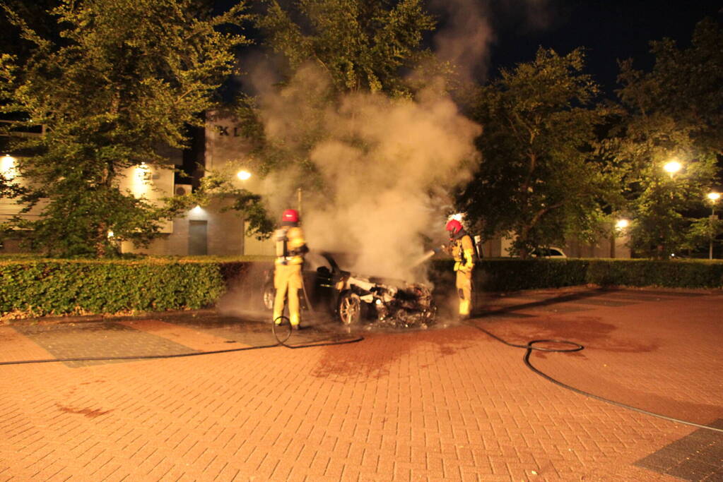 Metershoge vlammen bij autobrand