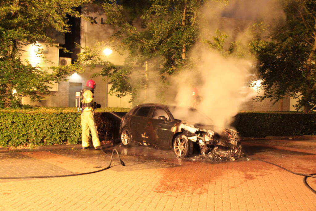 Metershoge vlammen bij autobrand