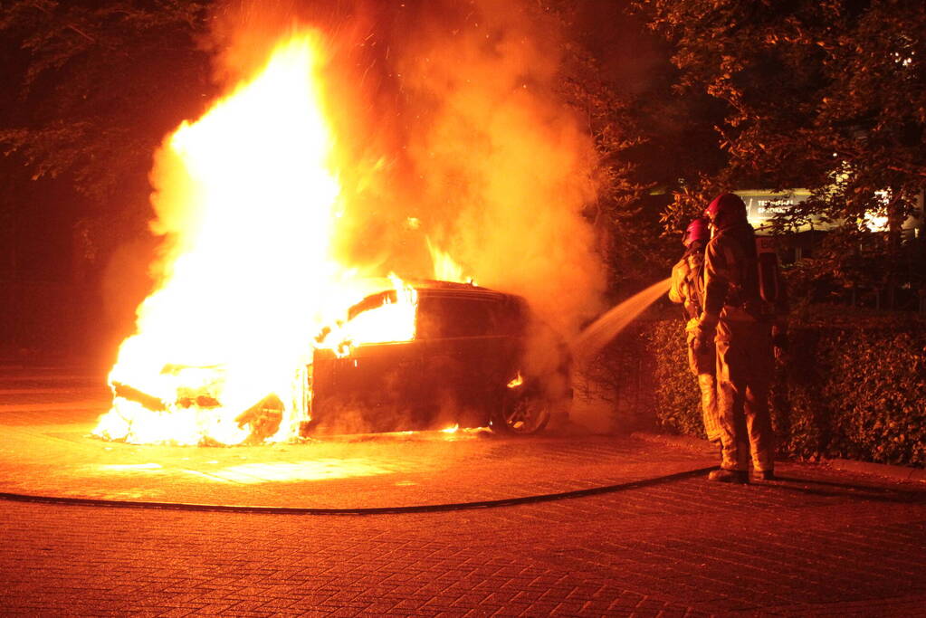 Metershoge vlammen bij autobrand