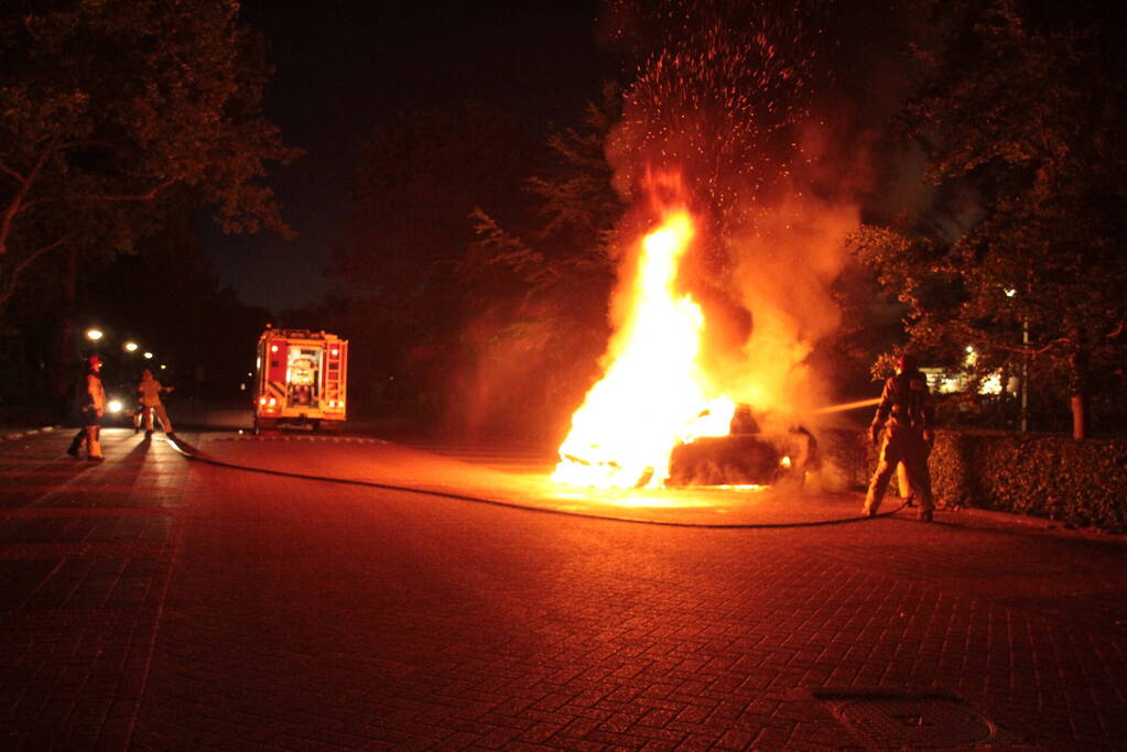 Metershoge vlammen bij autobrand