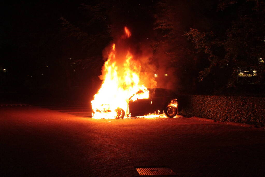 Metershoge vlammen bij autobrand