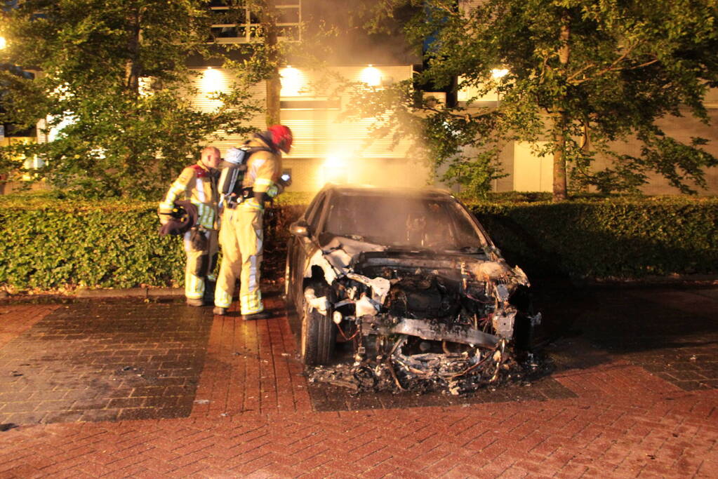 Metershoge vlammen bij autobrand