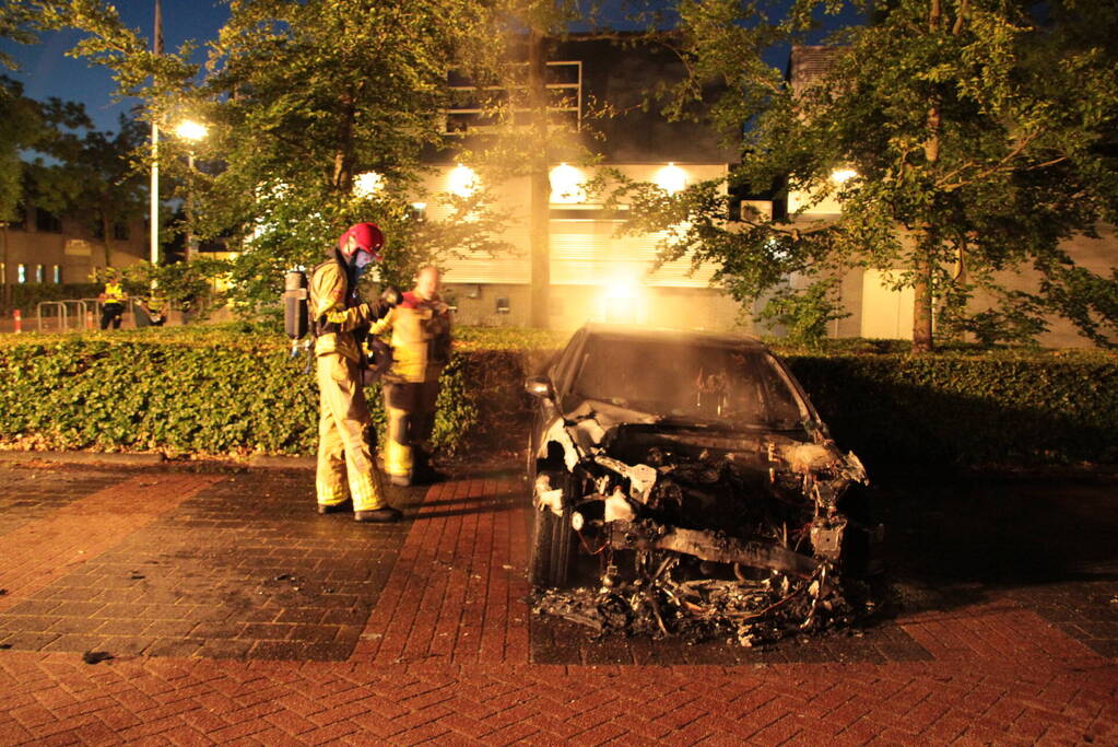 Metershoge vlammen bij autobrand