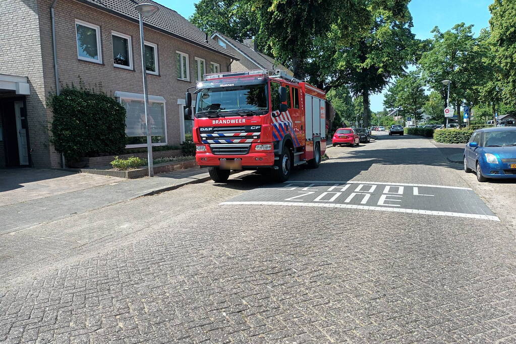 Brandweer verricht metingen in woning