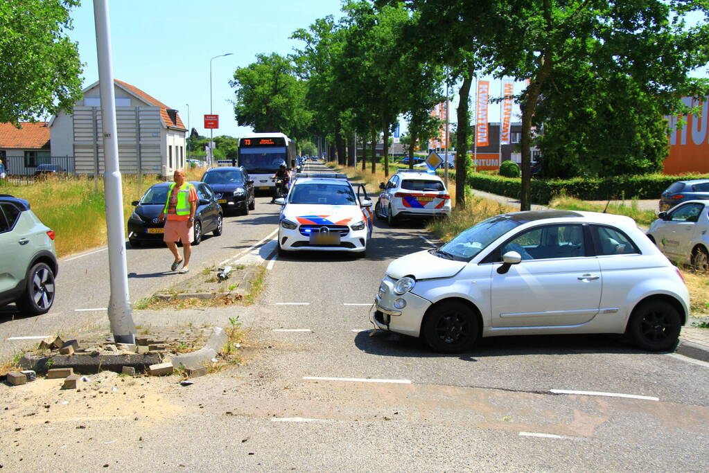 Automobilist ramt paal en lantaarnpaal bij rotonde