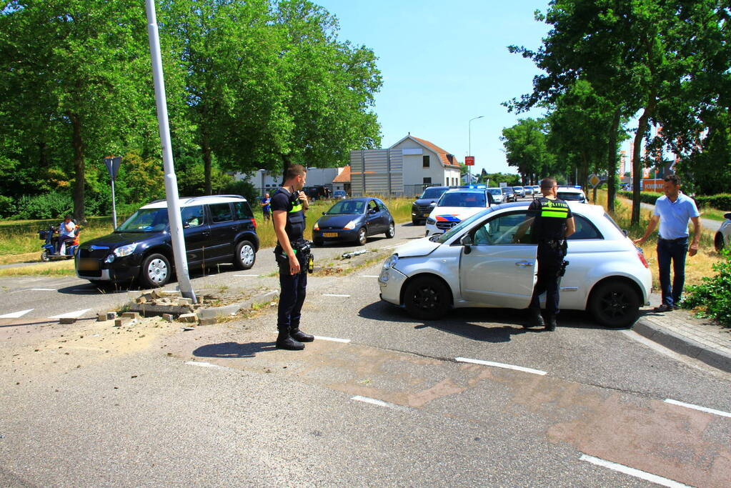 Automobilist ramt paal en lantaarnpaal bij rotonde