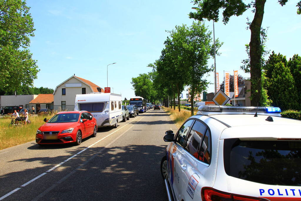 Automobilist ramt paal en lantaarnpaal bij rotonde