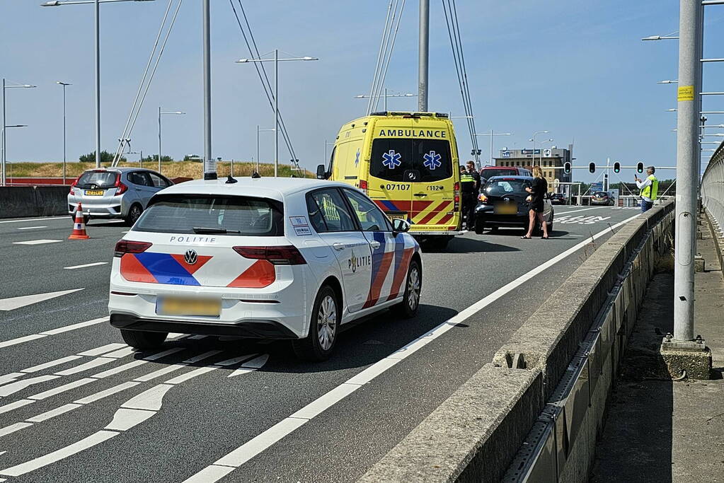 Gewonde bij botsing tussen drie voertuigen