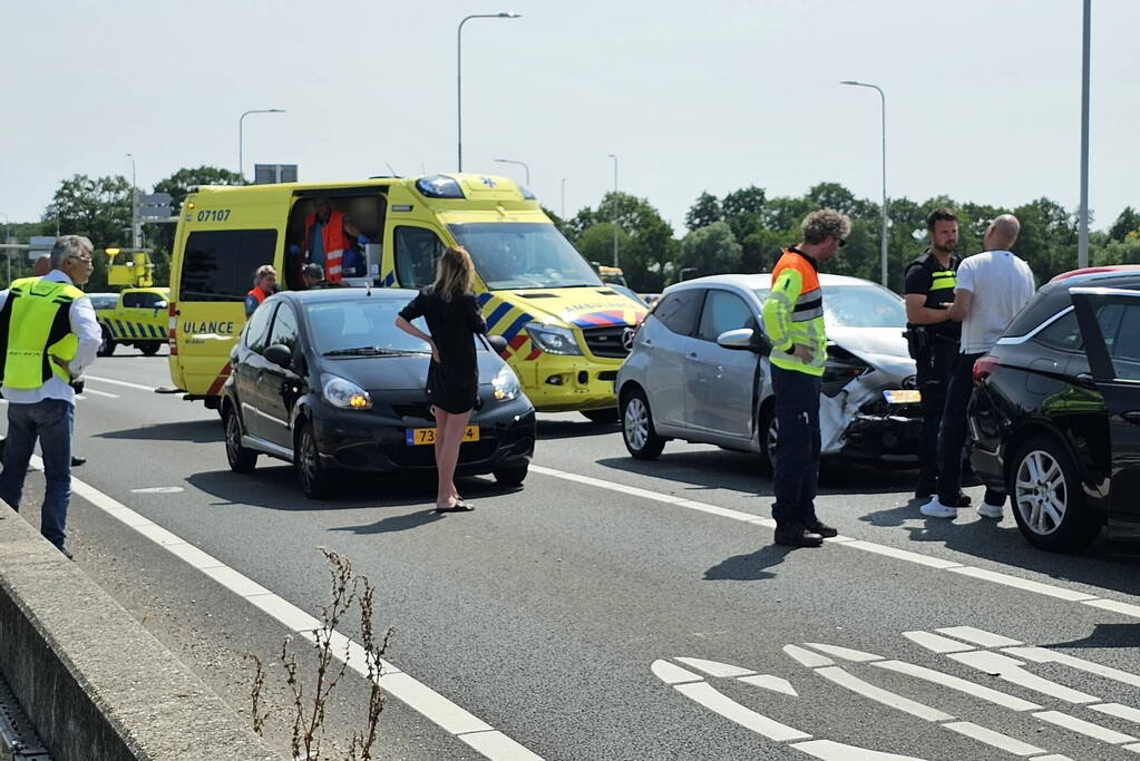 Gewonde bij botsing tussen drie voertuigen