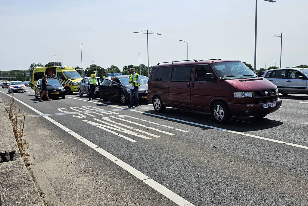 Gewonde bij botsing tussen drie voertuigen