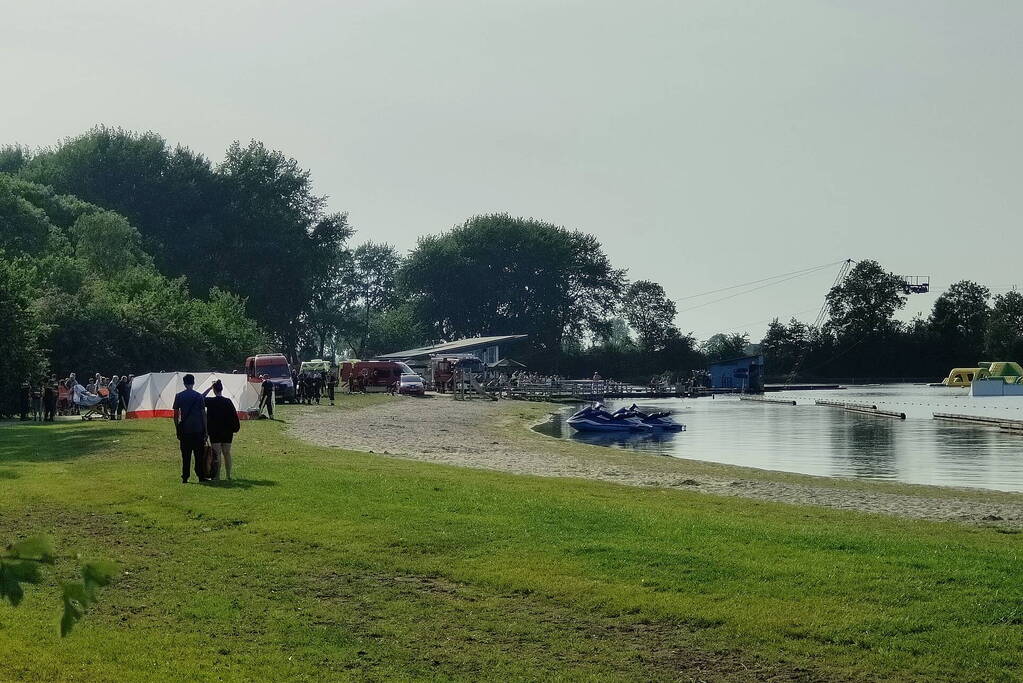 Kind overleden uit water gehaald na lange zoekactie