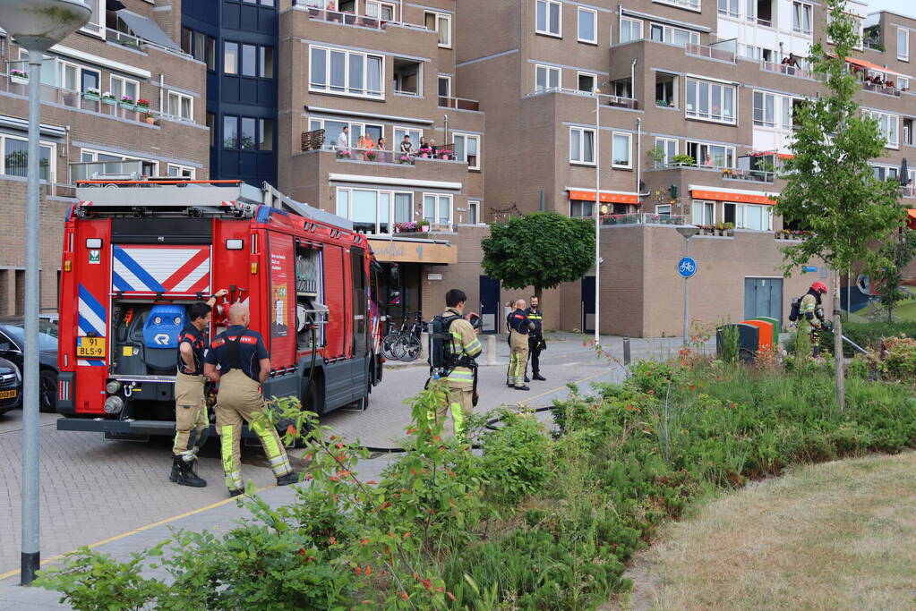 Gedumpt afval bij containers in brand