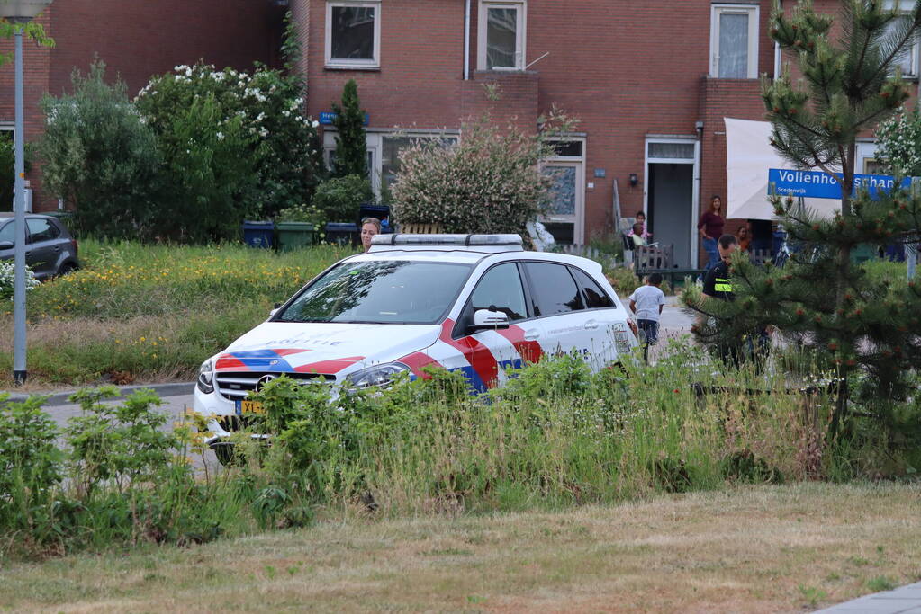 Gedumpt afval bij containers in brand