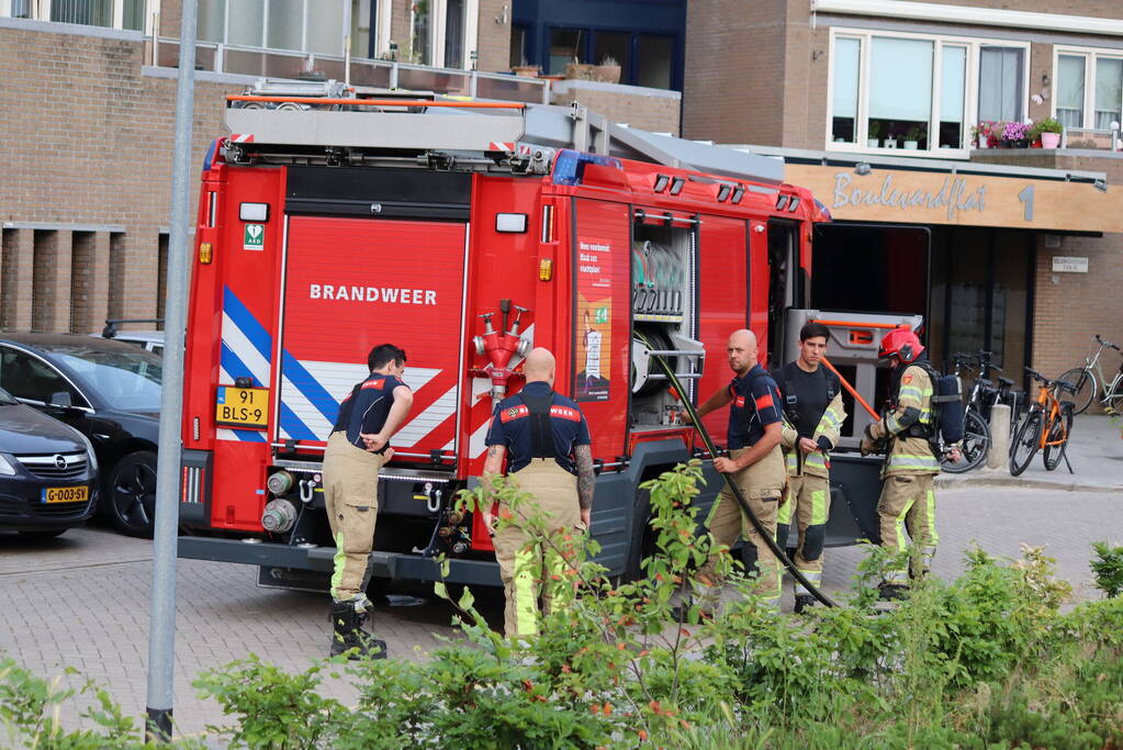 Gedumpt afval bij containers in brand