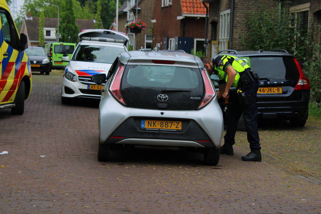 Zwaargewonde aangetroffen in auto na melding steekpartij