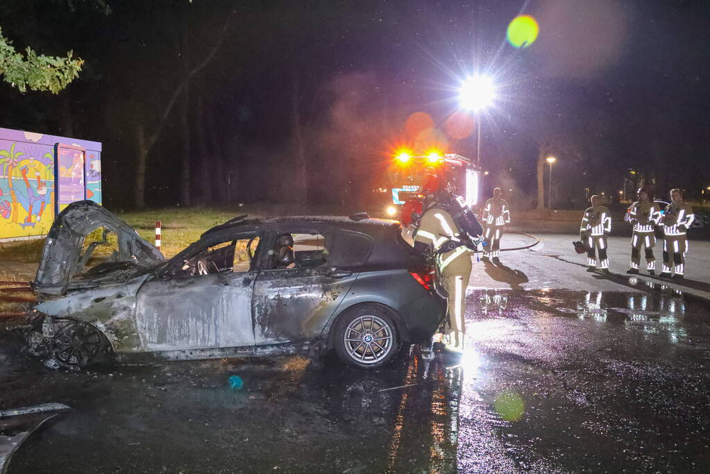 Personenwagen gaat in vlammen op