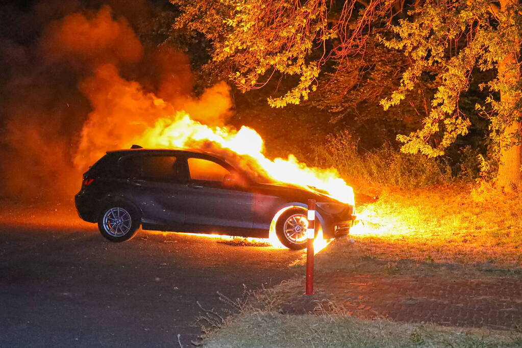 Personenwagen gaat in vlammen op