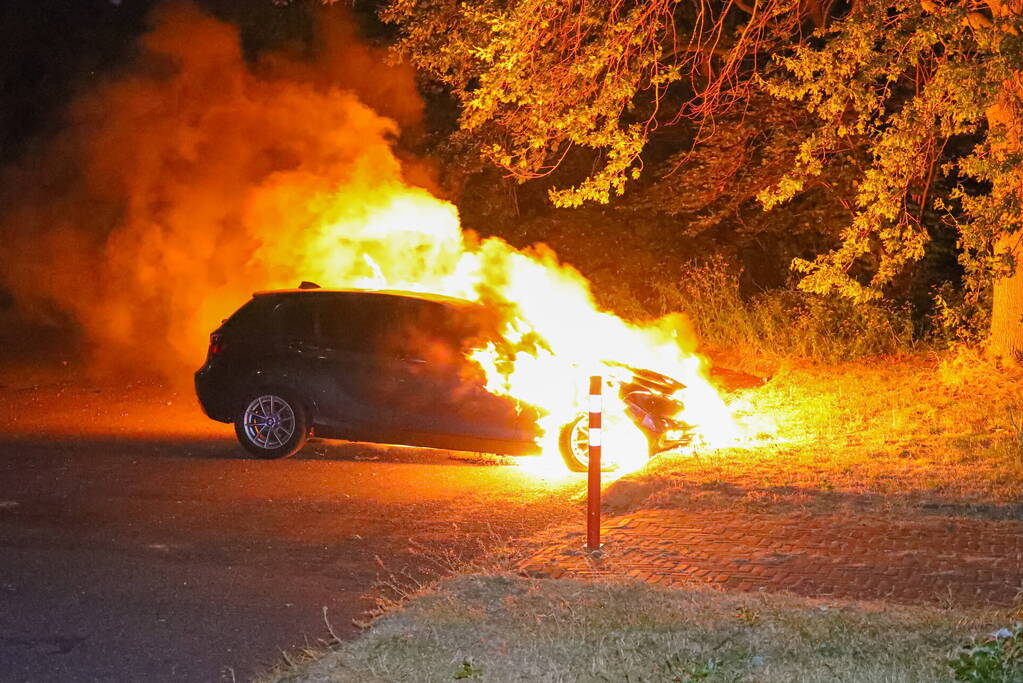 Personenwagen gaat in vlammen op