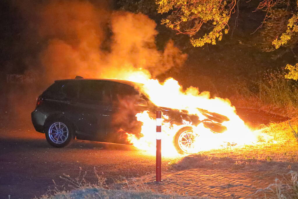 Personenwagen gaat in vlammen op