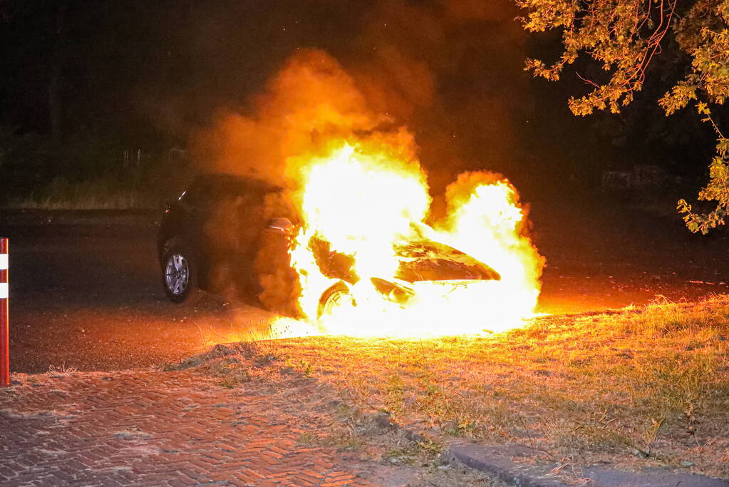 Personenwagen gaat in vlammen op