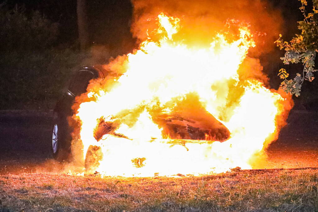 Personenwagen gaat in vlammen op