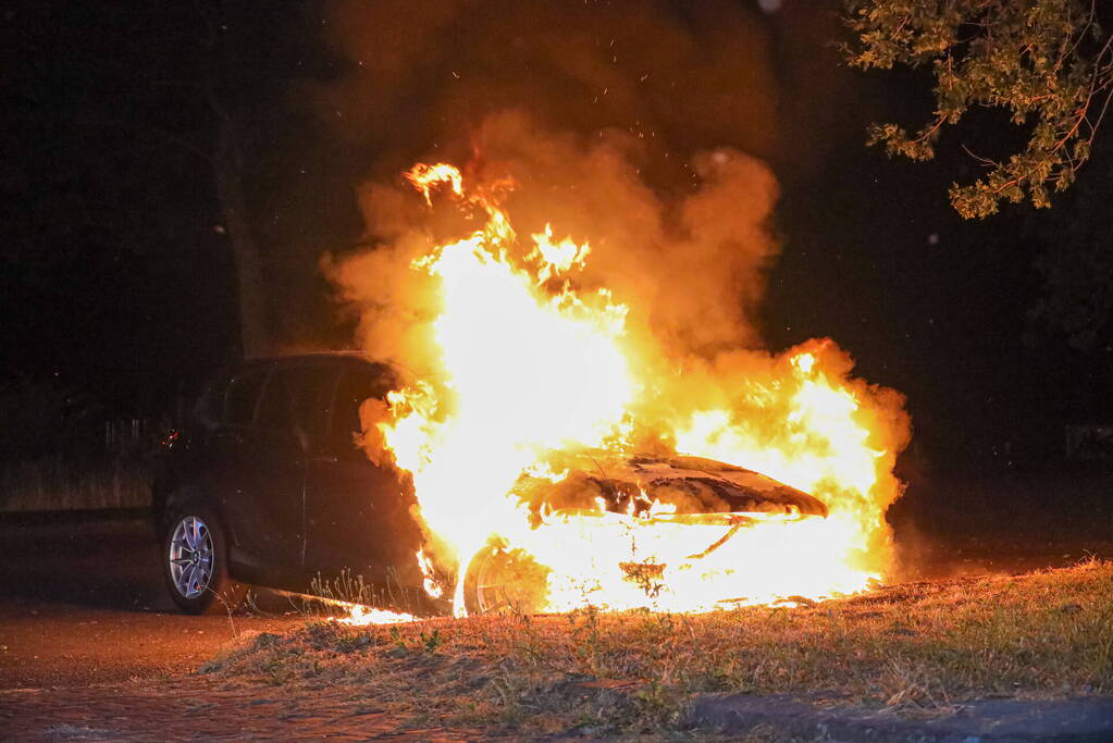 Personenwagen gaat in vlammen op