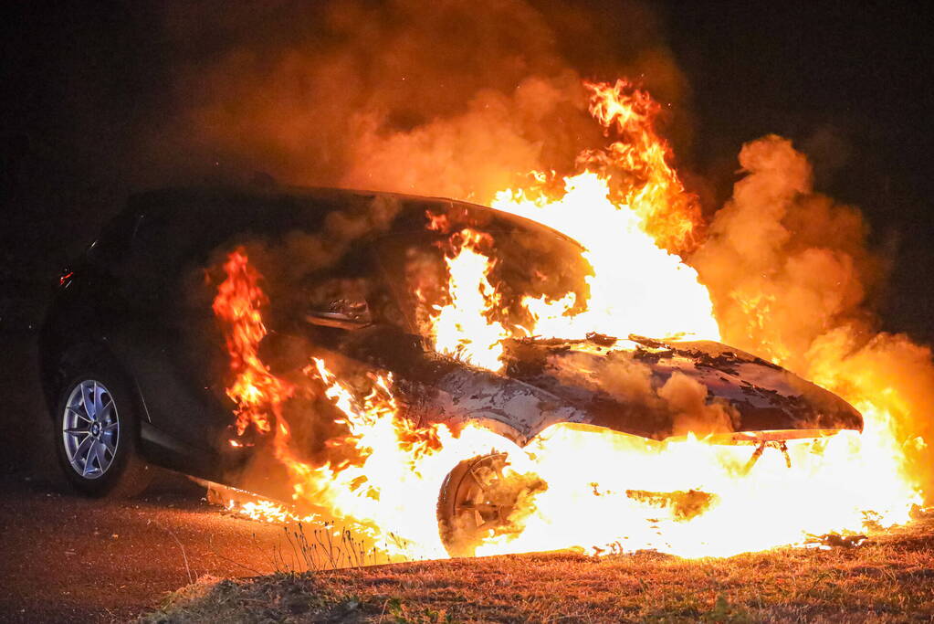 Personenwagen gaat in vlammen op