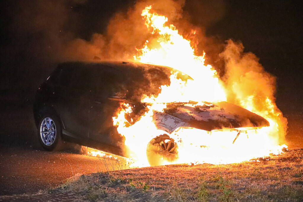 Personenwagen gaat in vlammen op