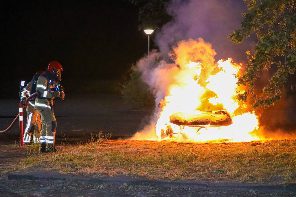 Personenwagen gaat in vlammen op