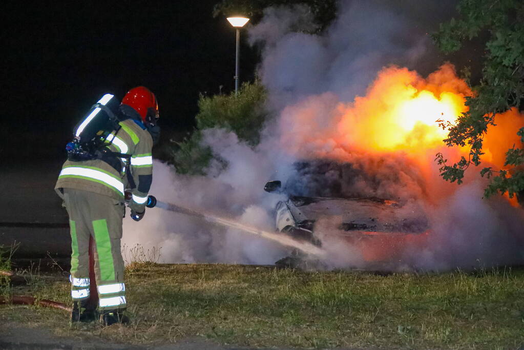 Personenwagen gaat in vlammen op