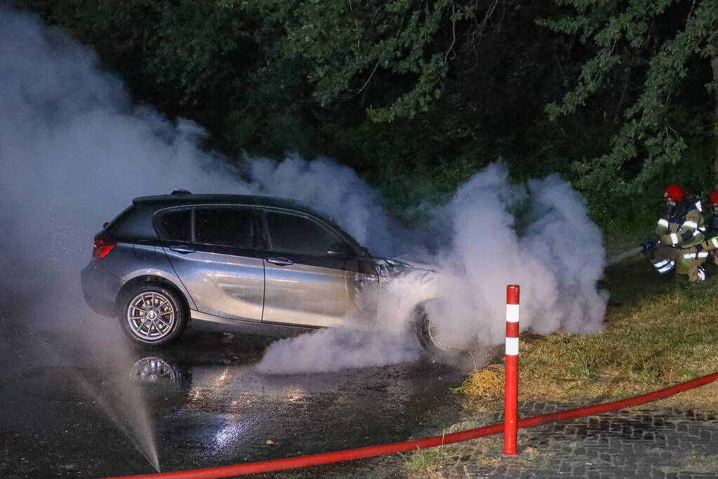 Personenwagen gaat in vlammen op