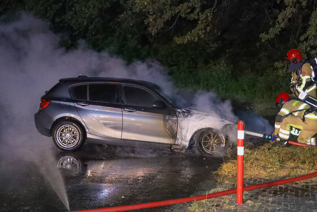 Personenwagen gaat in vlammen op