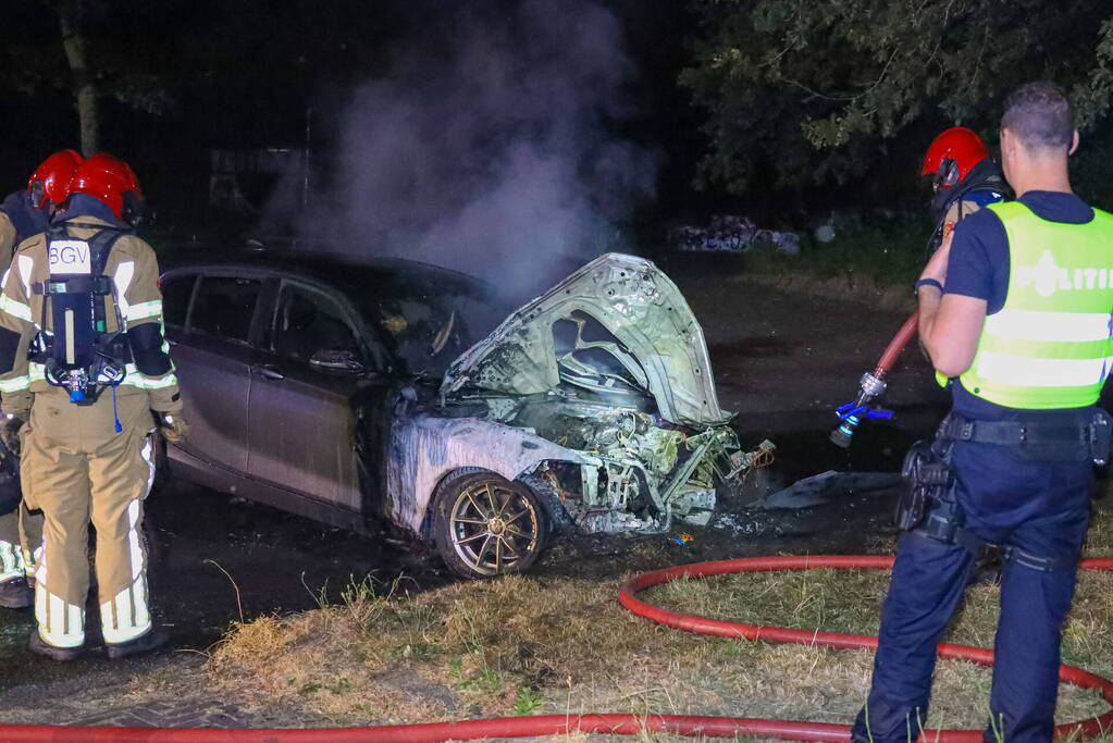 Personenwagen gaat in vlammen op