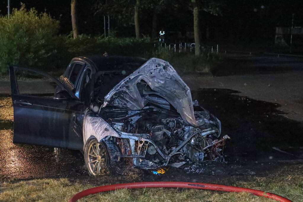 Personenwagen gaat in vlammen op