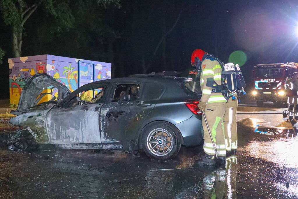 Personenwagen gaat in vlammen op