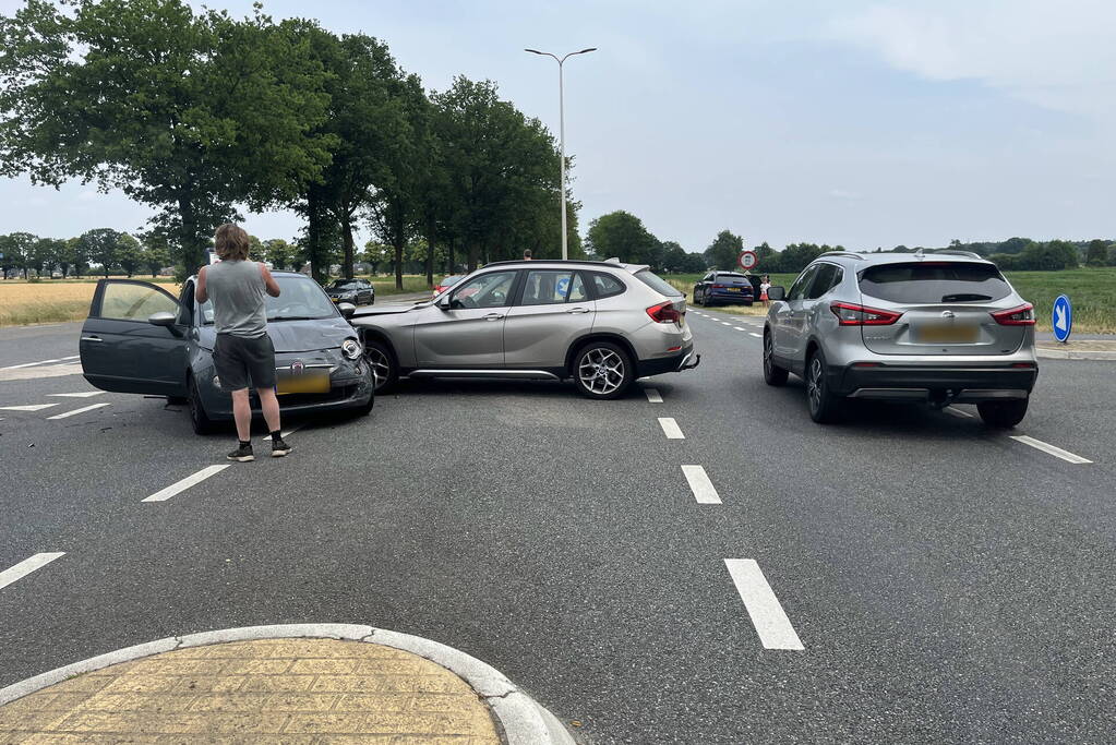 Automobilisten botsen tegen elkaar